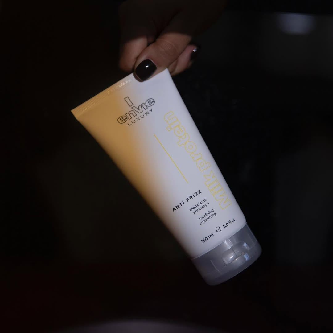 Флюїд з розгладжуючим ефектом з молочними протеїнами LUXURY MILK ENVIE 150 мл